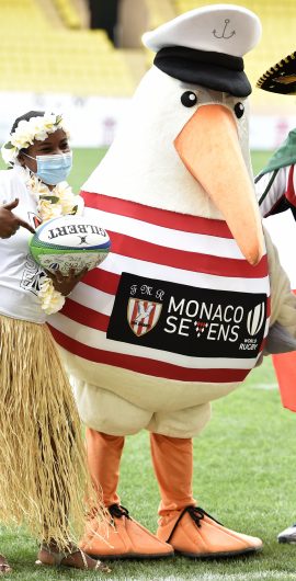 La mascotte Barbajuan le goéland avec les gagnants du concours de déguisement. (Photo by Giorgio Perottino)