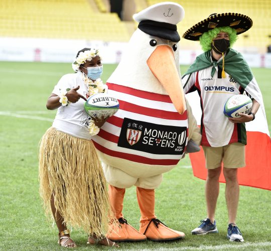 La mascotte Barbajuan le goéland avec les gagnants du concours de déguisement. (Photo by Giorgio Perottino)