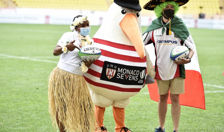 La mascotte Barbajuan le goéland avec les gagnants du concours de déguisement. (Photo by Giorgio Perottino)